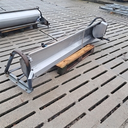 1 Stk. gebrauchter Kipptränketrog zur Wandmontage, Länge: 2,25 m. VK63